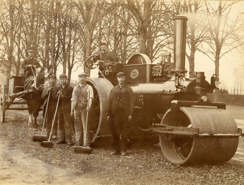 A nicely posed road making gang with T. Green roller No. 1433 in the ownership of T. W.  Tilke, Melksham. The roller is in fine order and looks brand new.